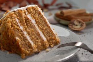 delicioso-pedaco-de-bolo-no-prato_23-2149162682